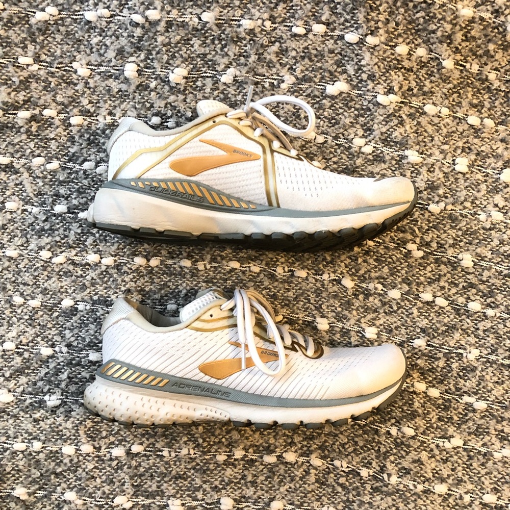 White Adrenaline GTS 20 Brooks